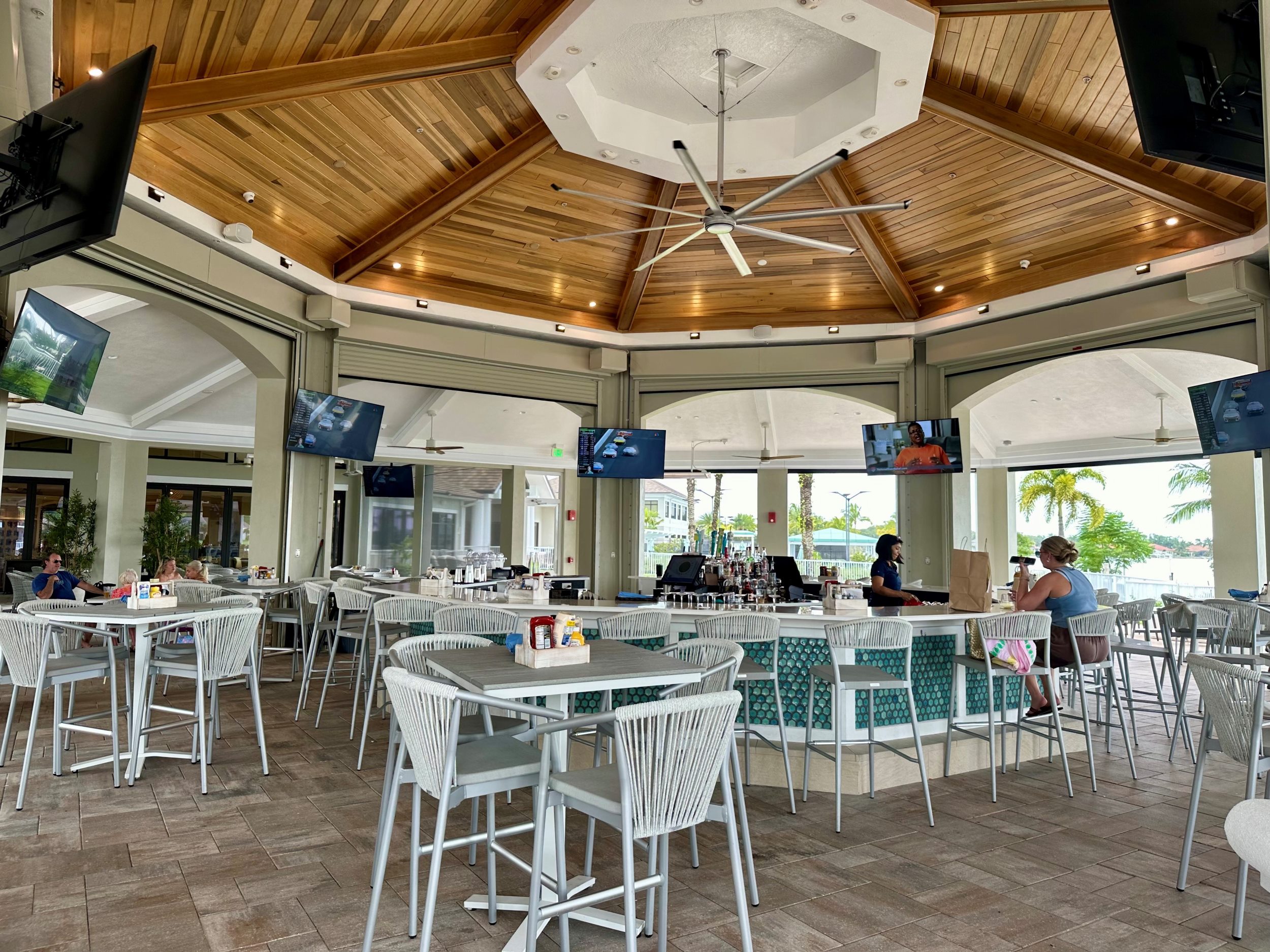 Outdoor dining at the Beach Club