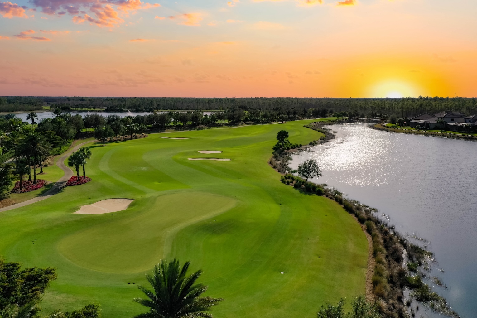 what are the benefits of living in a golf community