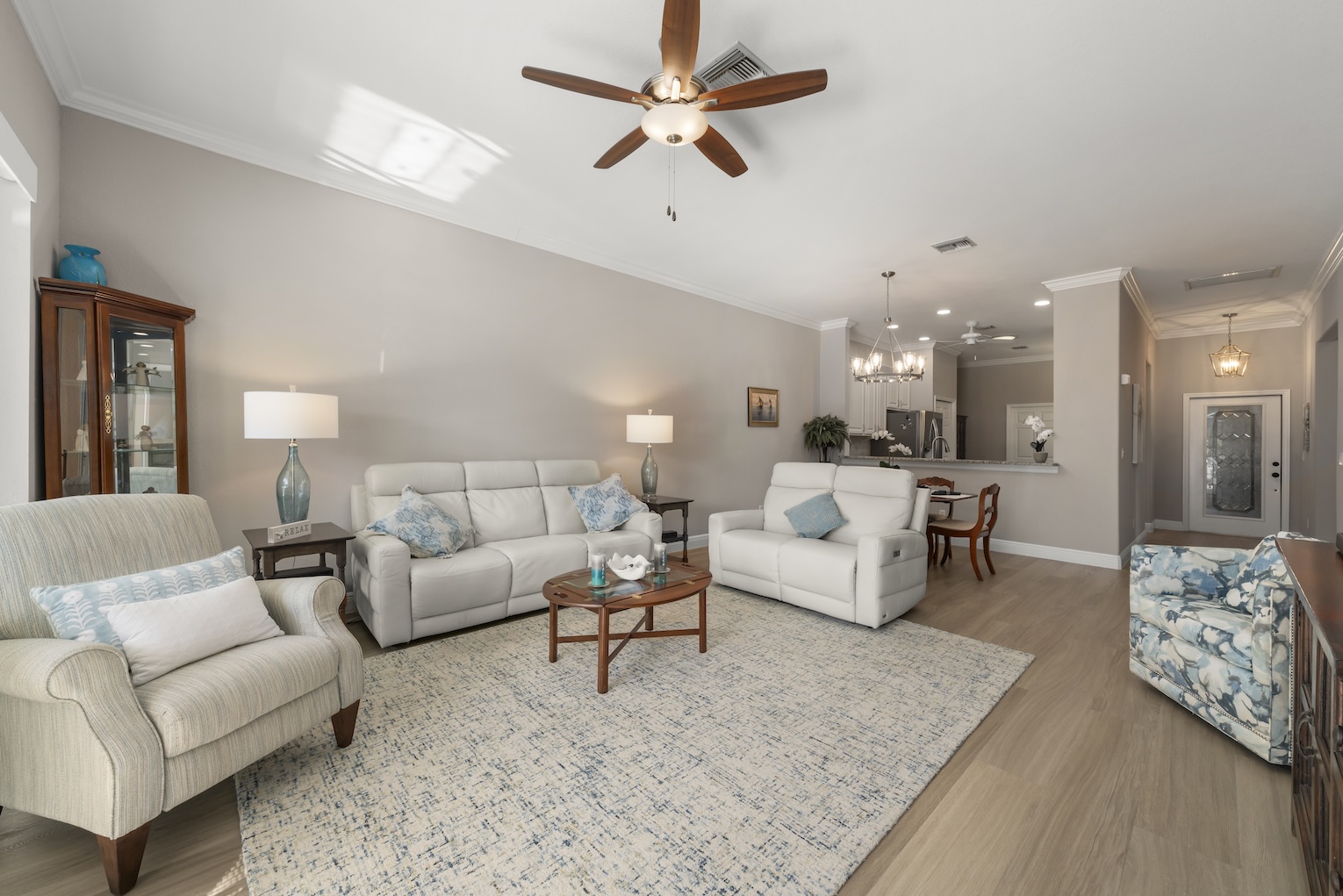 Living Room in Villa in Forest Glen